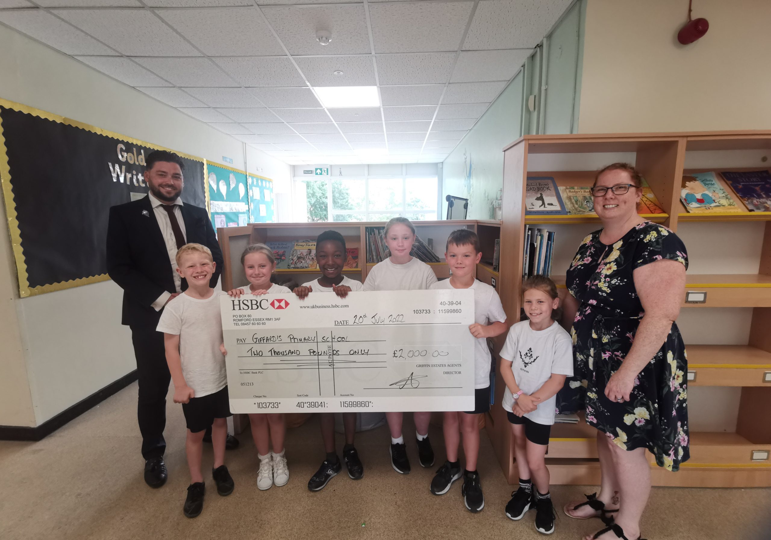 2000-pound-grant-for-new-books-for-Giffards-Primary-School-1